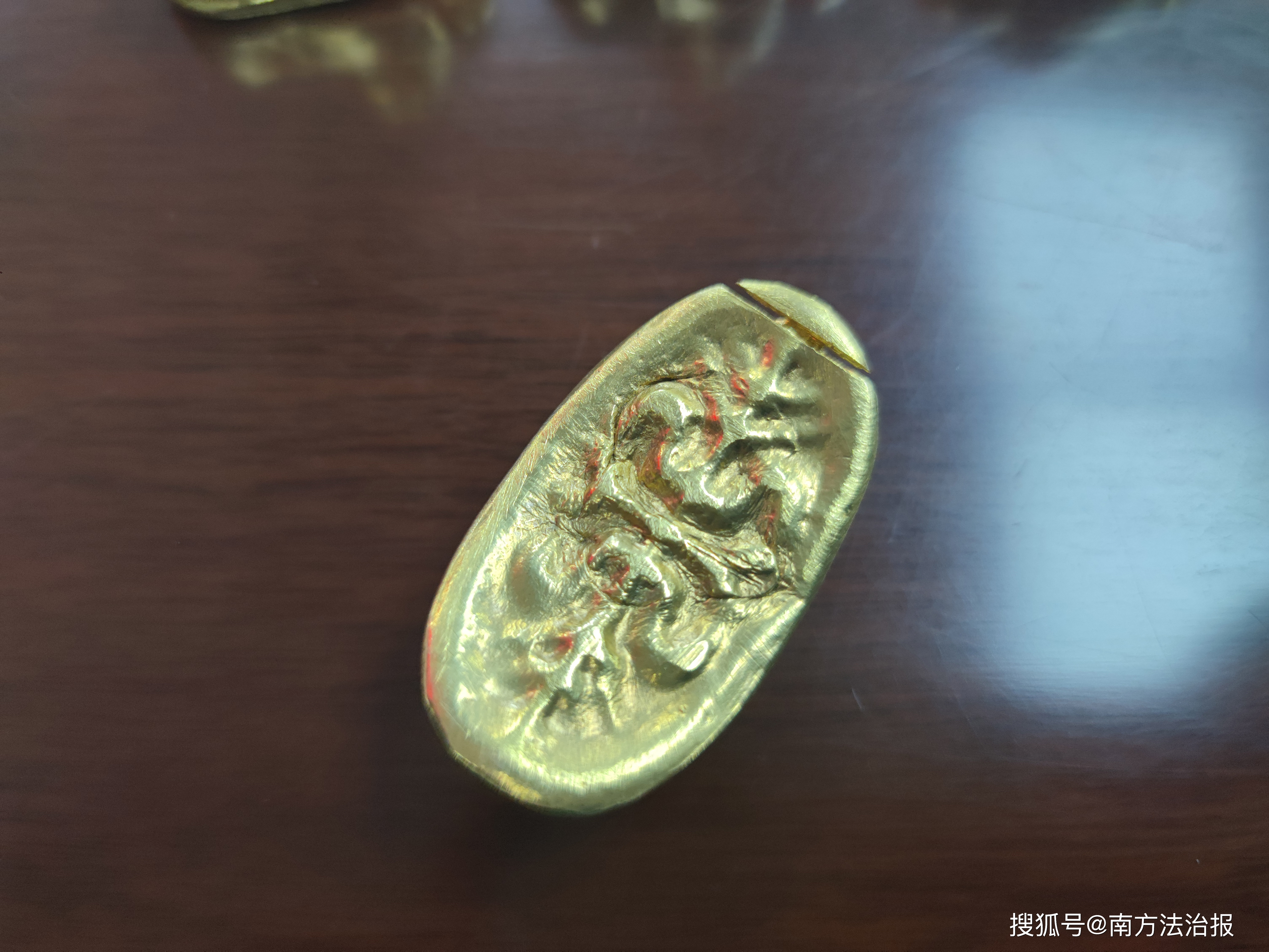 黄金褪色引发市场震荡，两年购入黄金竟生锈真相揭秘！