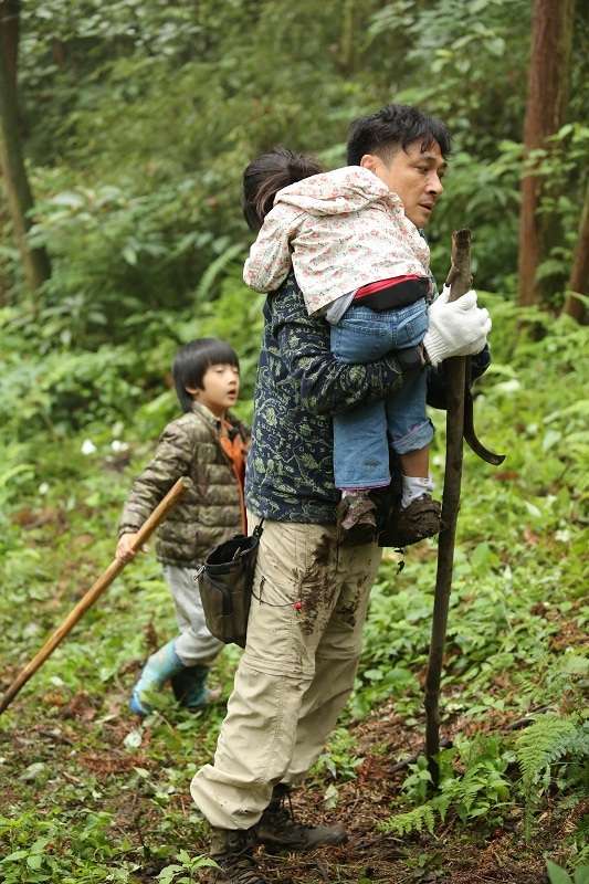 父亲带儿子爬山，一次心灵的征途_精密解答落实