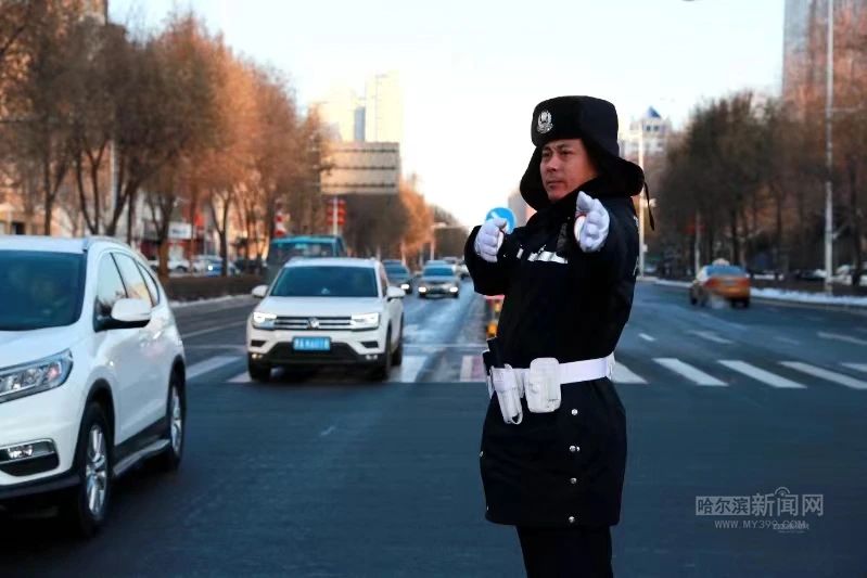 哈尔滨警花走红，本人坦言，当警察酷毙了！