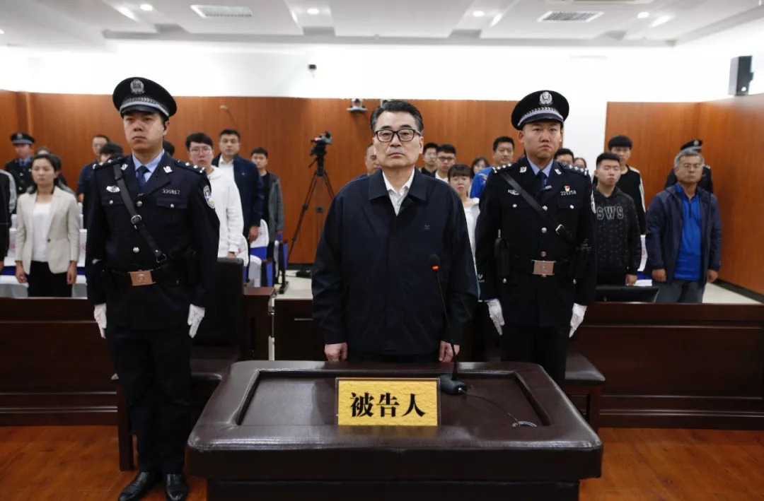 李锦明受贿伪造武装部队证件案宣判，法律严惩不贷