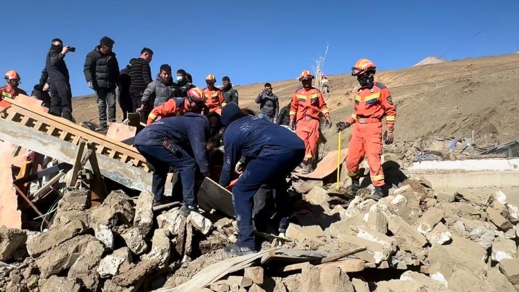 西藏地震受灾民众，起初没在意，后续挑战与希望同在