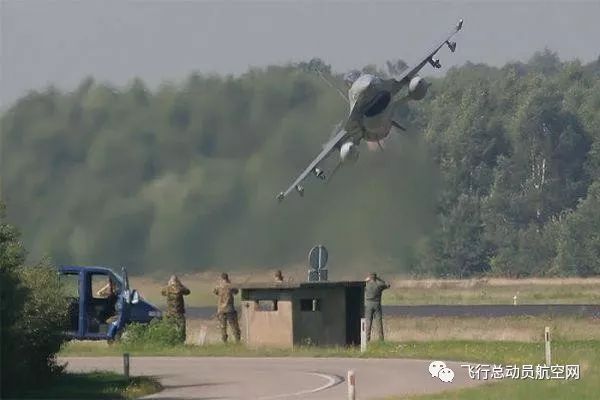 男子偶遇战机高空掠过，震撼瞬间成永恒