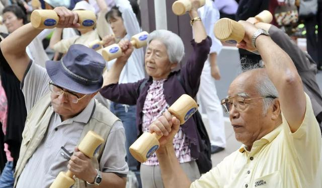 老龄化浪潮下的日本监狱，老人拥挤现象引人深思