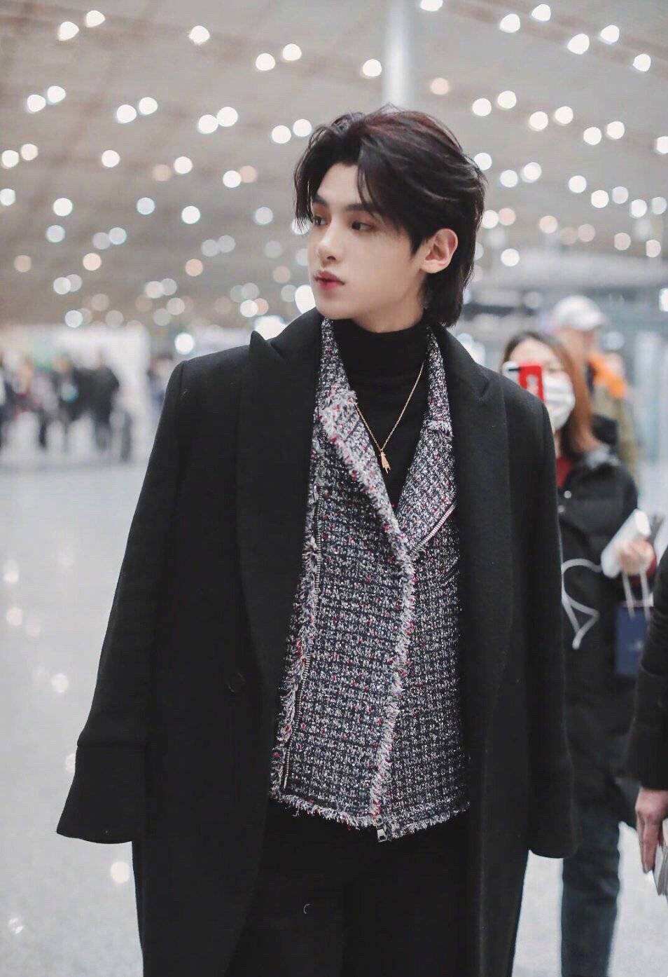 黄明昊，一个预告喊了16次妈，背后的故事令人感动