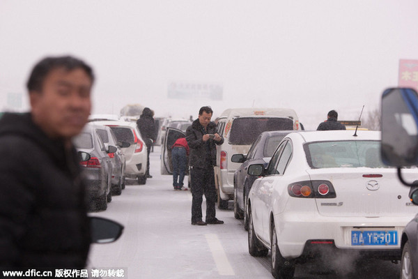 春运高峰遇暴雪，有人被堵高速，我们如何应对？