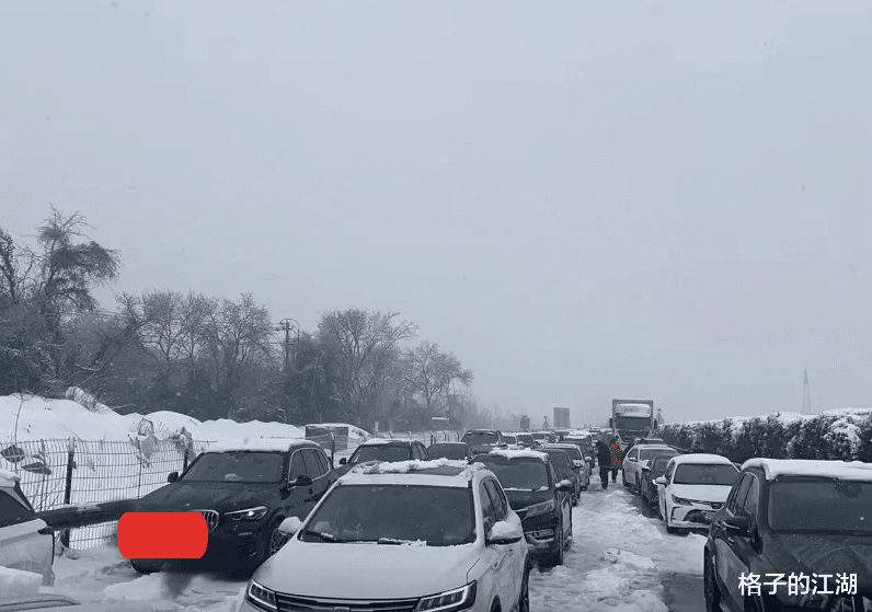 高速暴雪返乡大军，从白天堵到黑夜的艰辛旅程