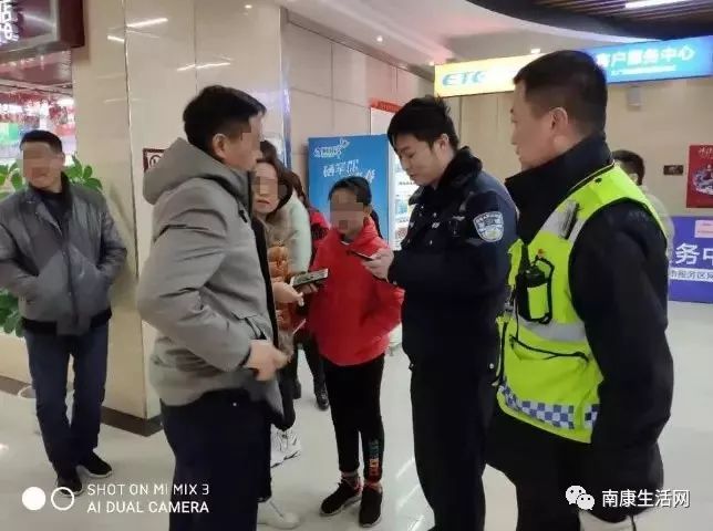 粗心父亲返乡途中意外把俩女儿落在服务区，归途中的遗憾与教训