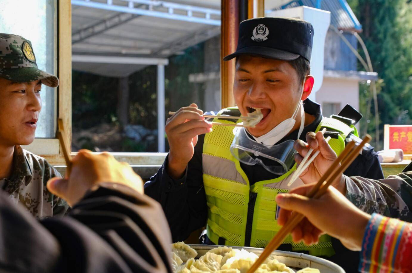 戍边民警一口吃到家乡味