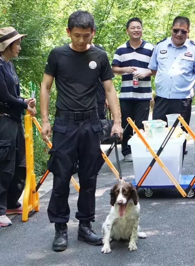 风雨无阻，母女骑车接回被亲戚抱走的小狗