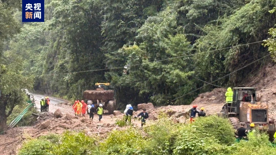 四川山体滑坡吞噬生命，一人遇难，二十八人失联——生死未卜的灾难瞬间