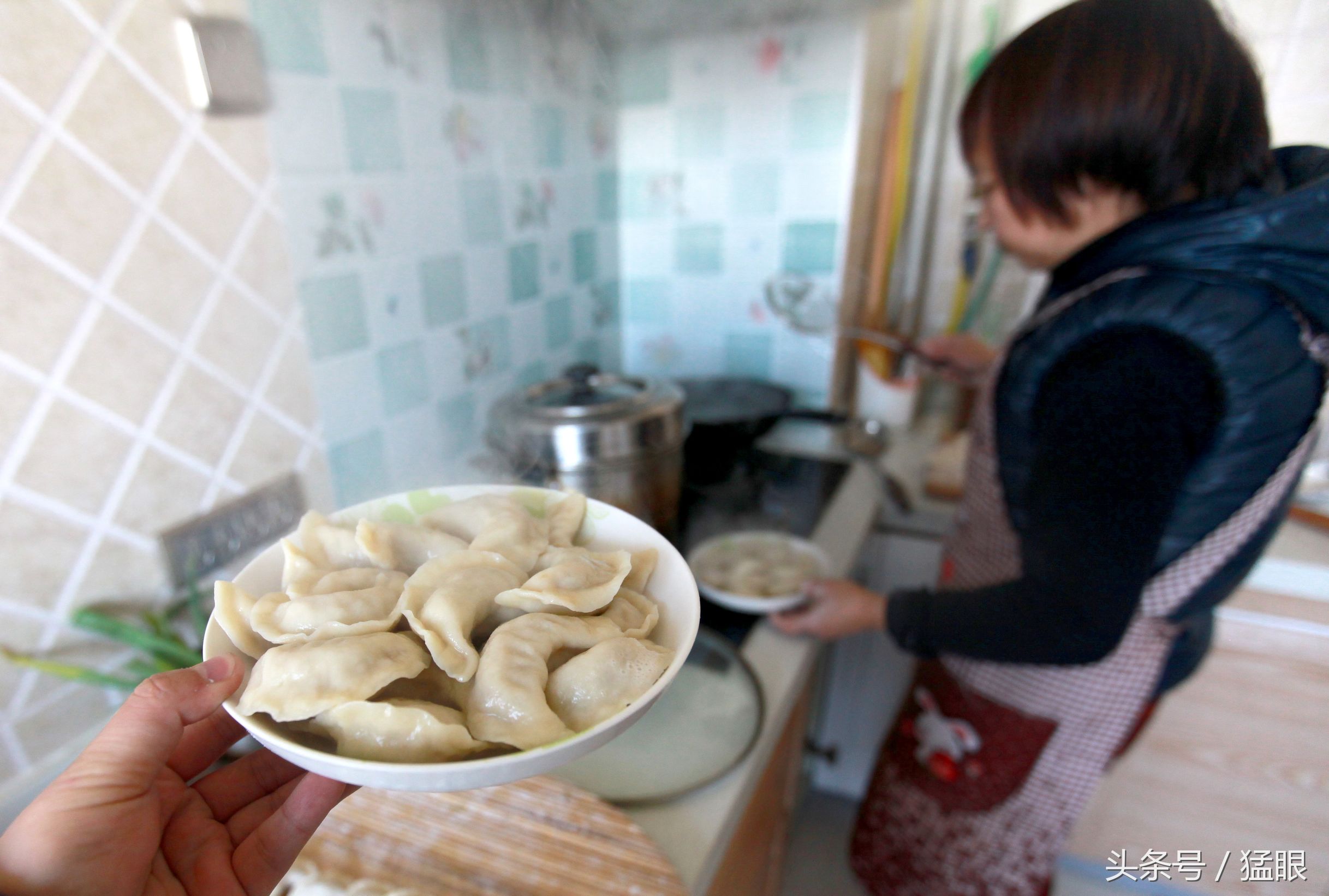 女子离家五年归，一口饺子唤醒久违记忆——饺子背后的母爱与情感纽带