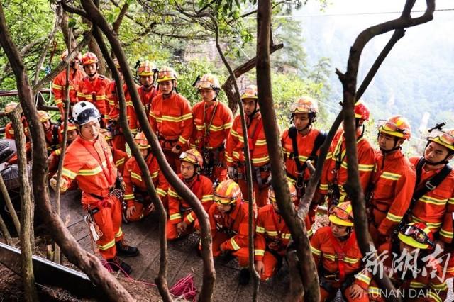 张家界一女教师徒步坠崖身亡