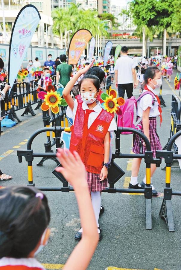 开学潮来袭！小学门口惊现哪吒头潮流，究竟隐藏着什么秘密？