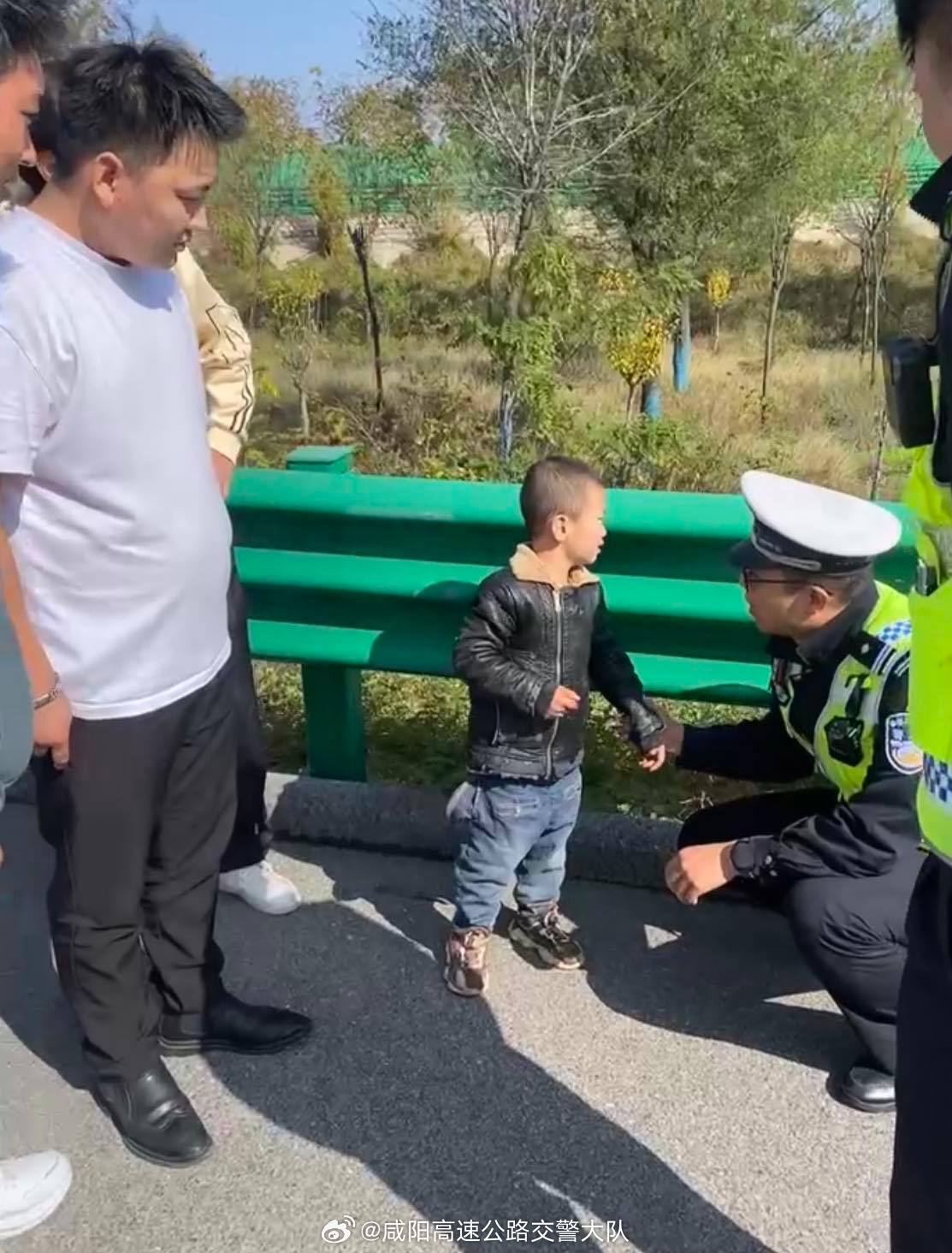 高速惊魂！小孩哥遭母亲殴打，背后隐藏怎样的家庭矛盾？