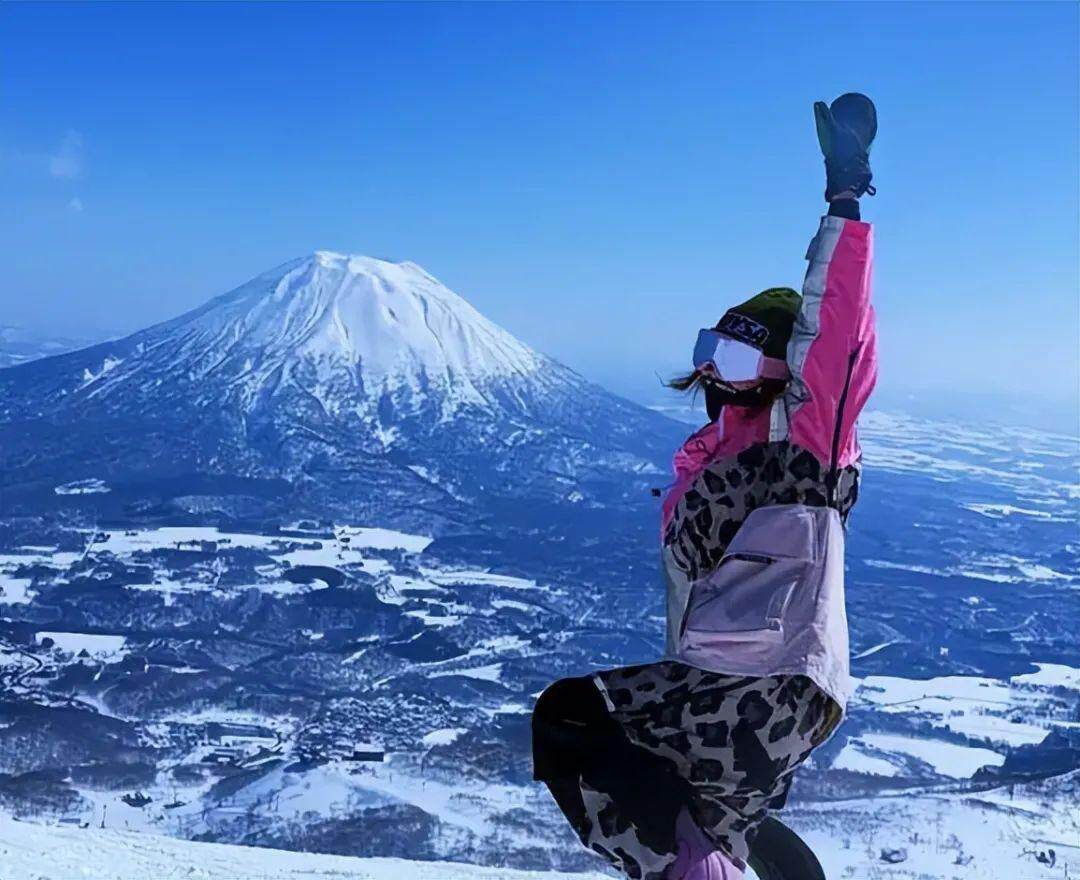 李彩桦日本滑雪惊现险境，2米深洞中的生死瞬间