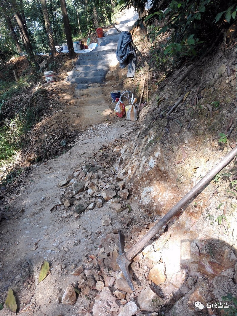 壮举还是争议？登山爱好者自费修建百米登山木梯，究竟意欲何为？