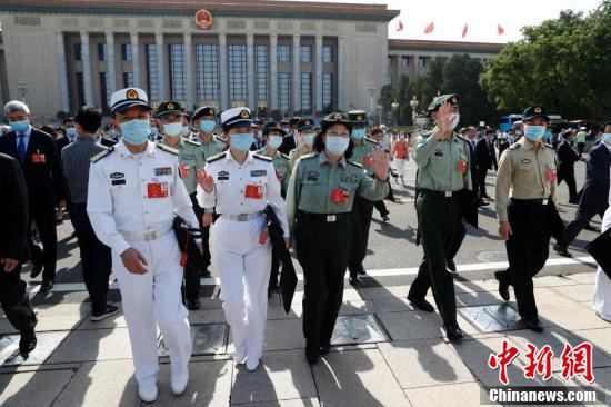 解放军与武警部队代表团震撼入场，展现军民融合深度发展的新时代力量