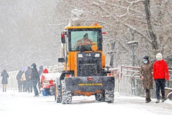 内蒙古满洲里遭遇极端天气，9级大风与暴雪双重袭击，城市面临严峻挑战！