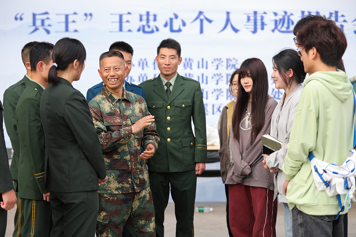 从军30年的“兵王”送女儿入伍