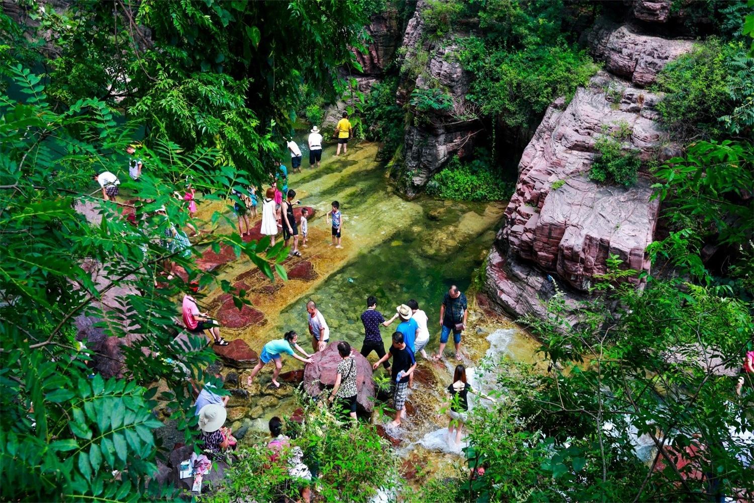 南北多地高温来袭，多地气温直逼30℃——炎炎夏日的挑战与应对之策！