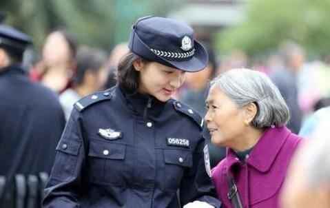 杭州西湖旁一名女警被撞倒地