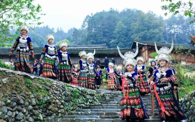 惊现老年旅行团公交争夺战！挤不上车竟引发道路拦截，背后的真相究竟如何？